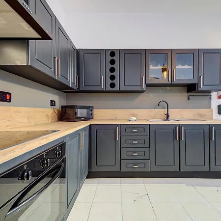4 Bedroom In With Ac Balconies And Wifi شقة *