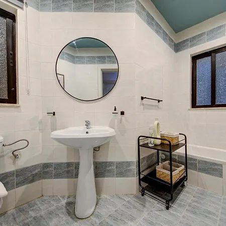 4 Bedroom In With Ac Balconies And Wifi شقة *