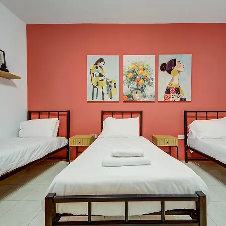4 Bedroom In With Ac Balconies And Wifi شقة