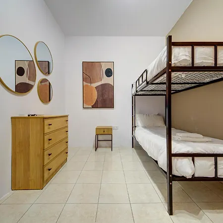 4 Bedroom In With Ac Balconies And Wifi شقة *