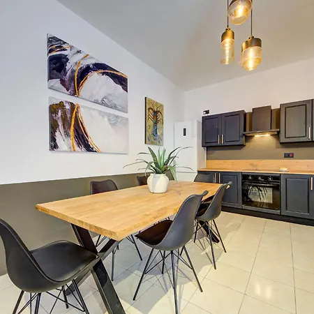 4 Bedroom In With Ac Balconies And Wifi شقة *
