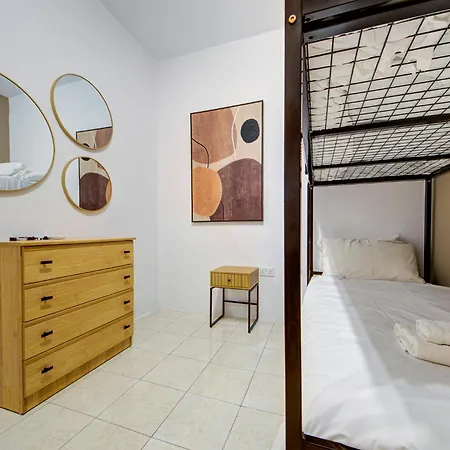 4 Bedroom In With Ac Balconies And Wifi شقة *