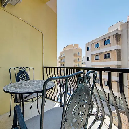 4 Bedroom In With Ac Balconies And Wifi شقة