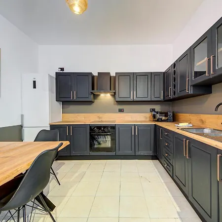 4 Bedroom In With Ac Balconies And Wifi *