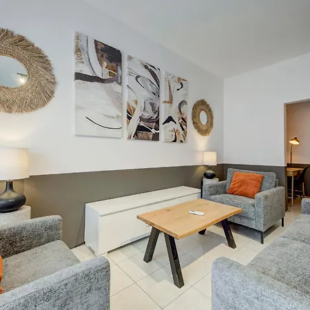 4 Bedroom In With Ac Balconies And Wifi شقة *