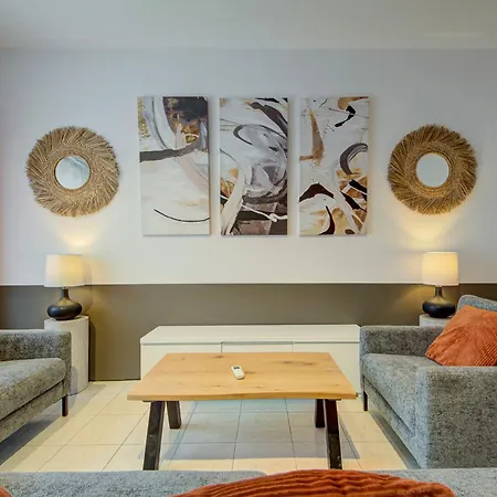4 Bedroom In With Ac Balconies And Wifi شقة