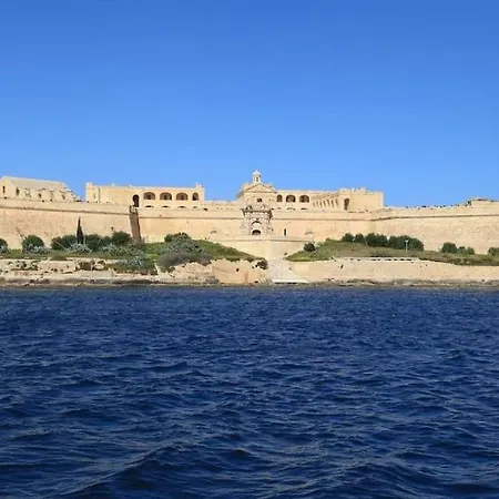 4 Bedroom In With Ac Balconies And Wifi Gzira